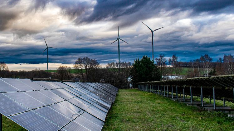 Evropa díky obnovitelným zdrojům dokázala zvrátit energetickou krizi. Česko ale v důležitých krocích stále váhá